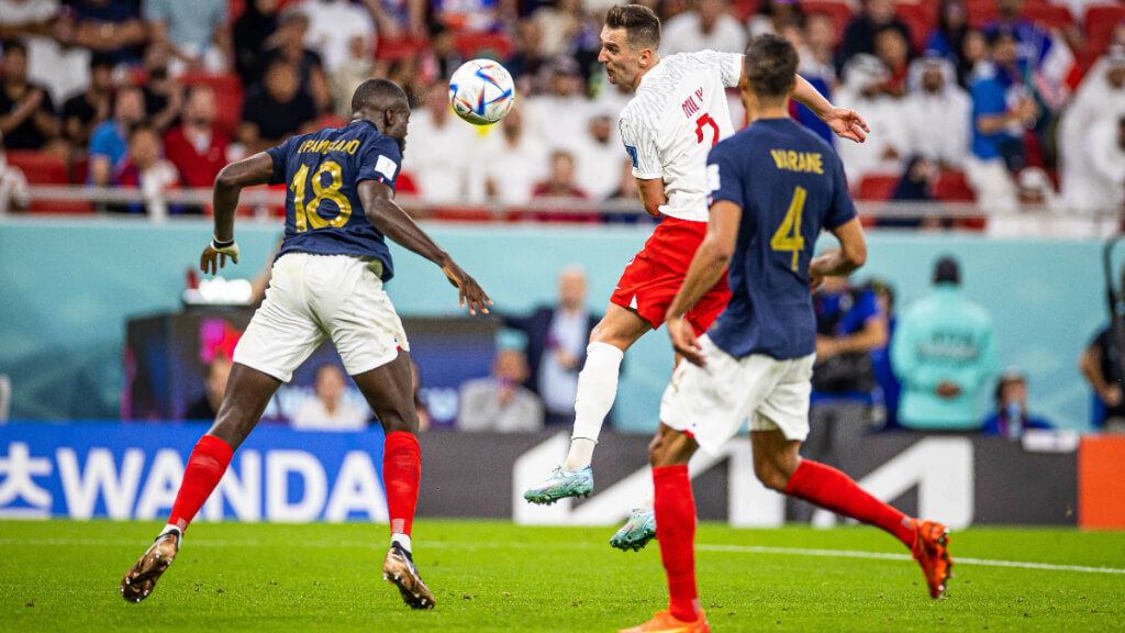 Upamecano y Milik pelean por un balón aéreo en el Mundial de Qatar de 2022 (foto: Cordon Press).