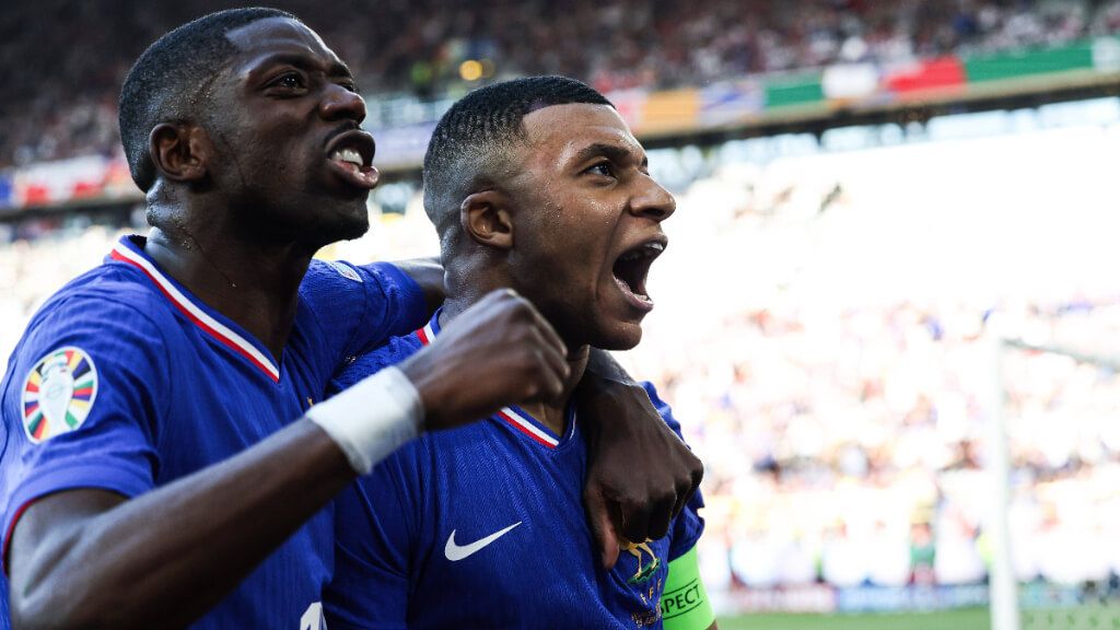 Dembélé celebrando con Kylian Mbappé el gol frente a Polonia