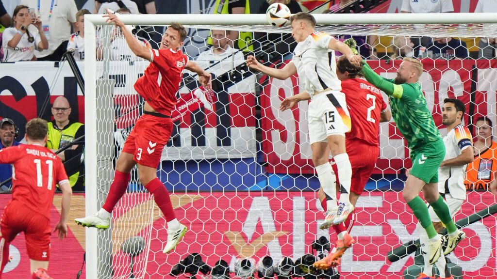  Schlotterbeck marcando un gol con Alemania