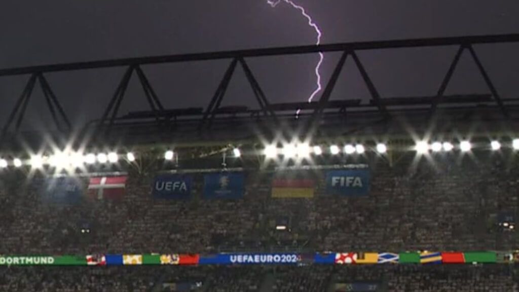 Una tormenta eléctrica detiene el Alemania - Dinamarca