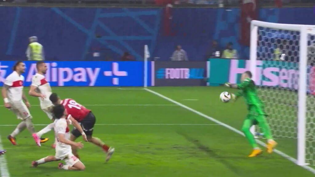  Mert Günok realizando la parada de la Eurocopa 2024 (RTVE)