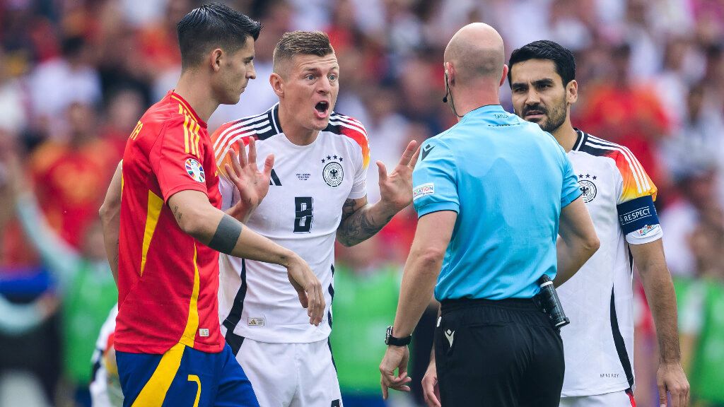 Toni Kroos protestando a Anthony Taylor tras la entrada a Pedri (Cordon Press)