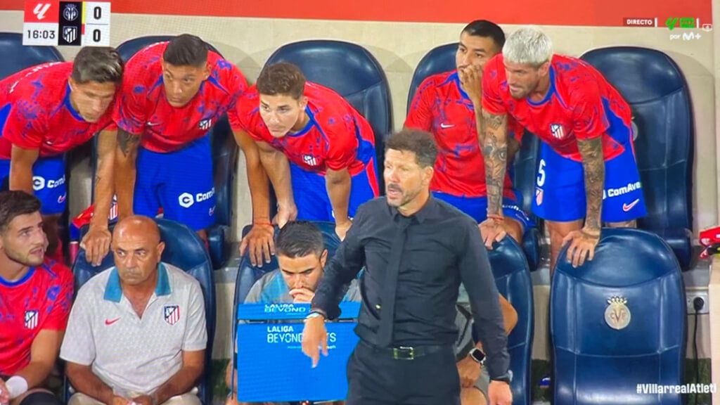  Julián Álvarez en el banquillo del Atlético (Retransmisión Movistar +)
