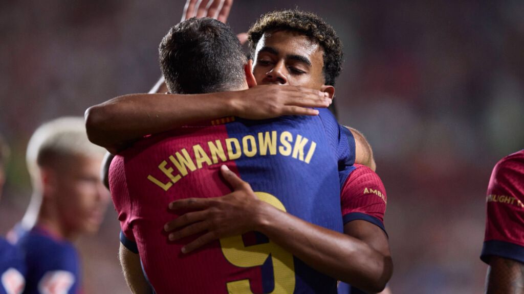  Robert Lewandowski abrazando a Lamine Yamal (Cordon Press)