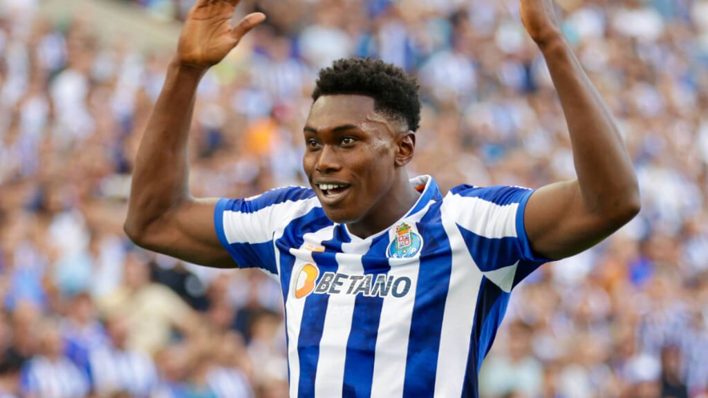  Samu Omorodion tras anotar un gol con el Oporto (Cordon Press)