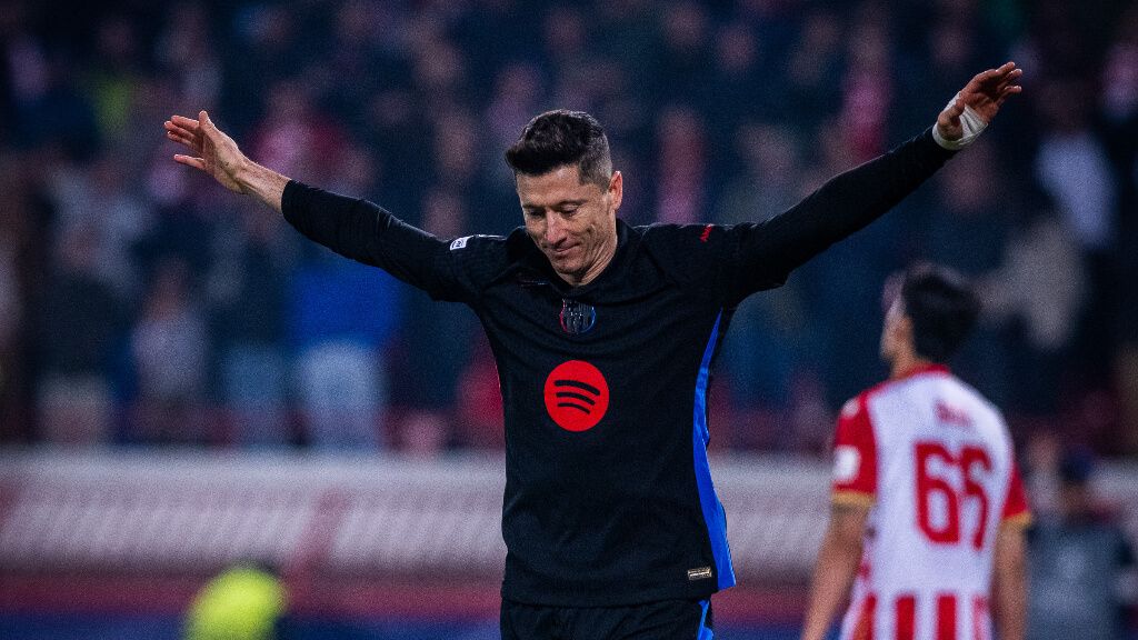 Robert Lewandowski hizo un doblete con el Barcelona ante Estrella Roja (foto: EFE).