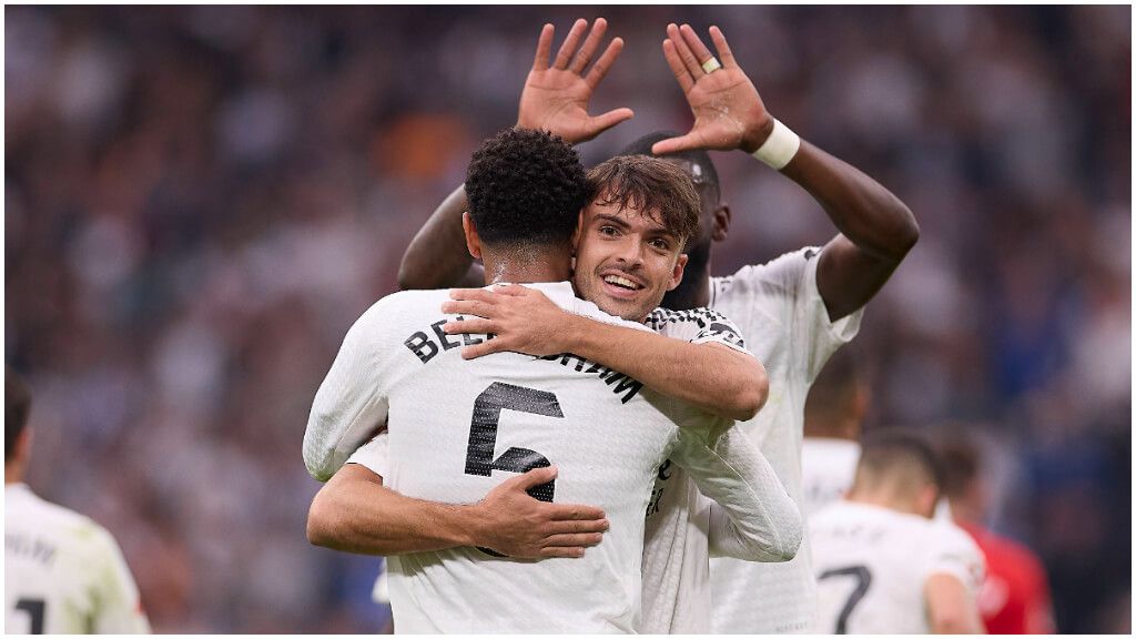  Raúl Asencio recibió el agradecimiento de Jude Bellingham tras la asistencia en su debut (Foto: C