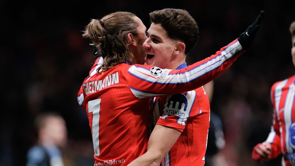  Julián Álvarez y Griezmann abrazándose (Cordon Press)