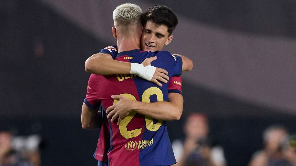  Dani Olmo y Pau Víctor, en un partido con el FC Barcelona
