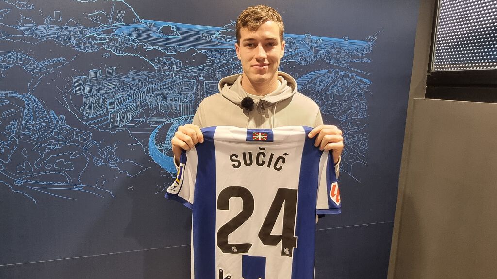  Luka Sucic sujeta la camiseta de la Real Sociedad con su dorsal.