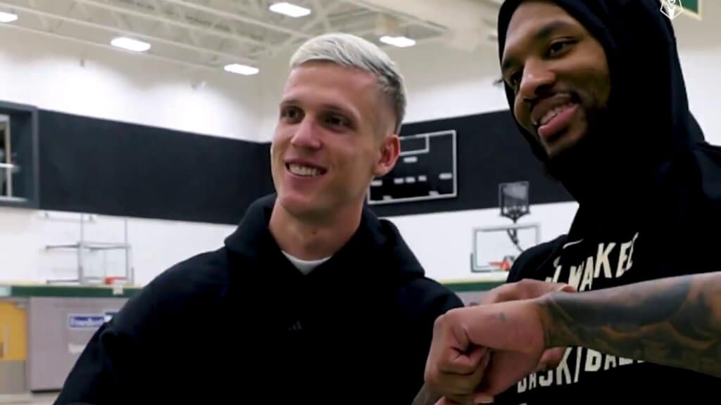  Dani Olmo y Damian Lillard realizando la misma celebración (NBA)