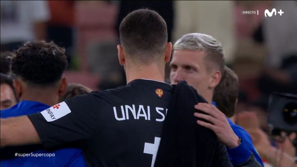  Unai Simón hablando con Dani Olmo y Lamine Yamal (Movistar +)