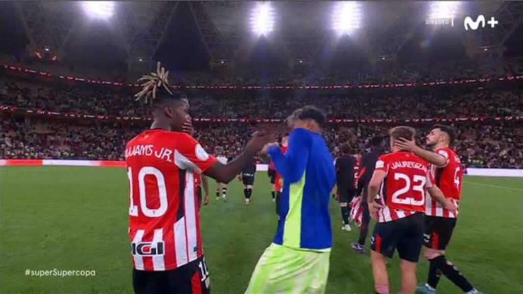  Nico Williams golpeando a Lamine Yamal de broma (Movistar +)