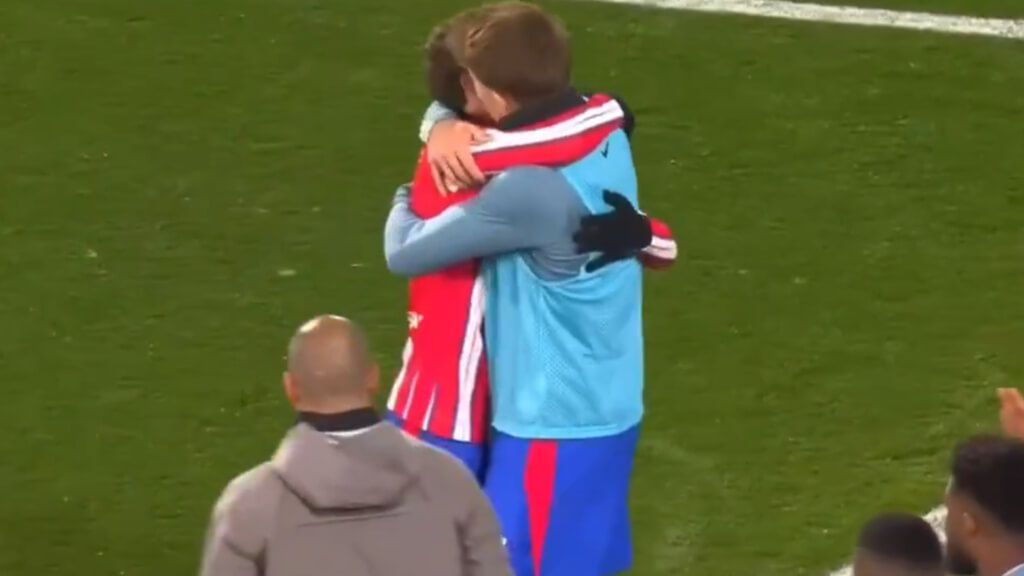  Riquelme y Barrios se abrazan