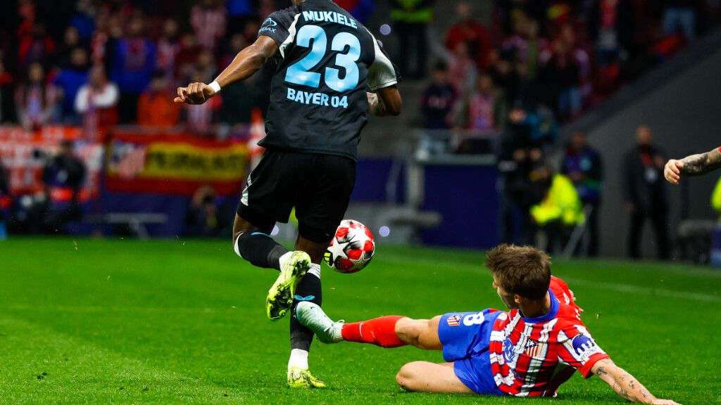  La roja de Pablo Barrios ante Mukiele (EFE)