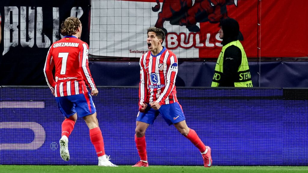  Antoine Griezmann y Giuliano Simeone celebrando un gol