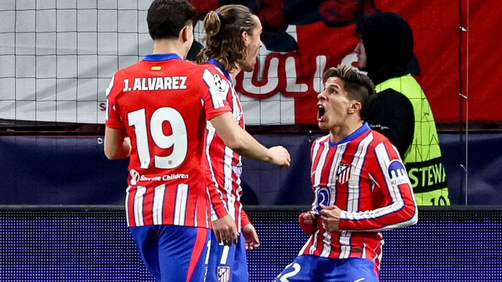  Julián Álvarez, Antoine Griezmann y Giuliano Simeone celebrando un gol