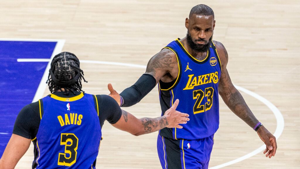  Anthony Davies y LeBron James en un partido de los Lakers (Cordon Press)