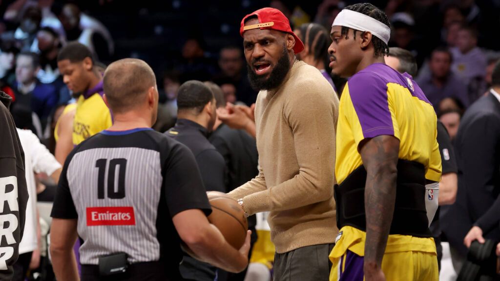  LeBron James en el partido contra los Bucks (Cordon Press)