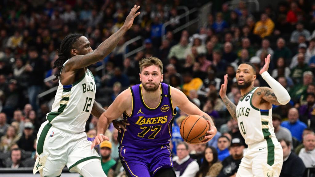 Luka Doncic en el partido contra los Bucks (Cordon Press)