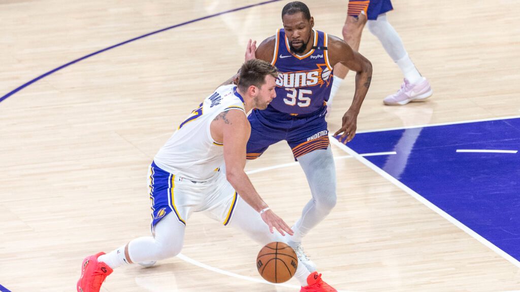  Luka Doncic contra Kevin Durant (Cordon Press)