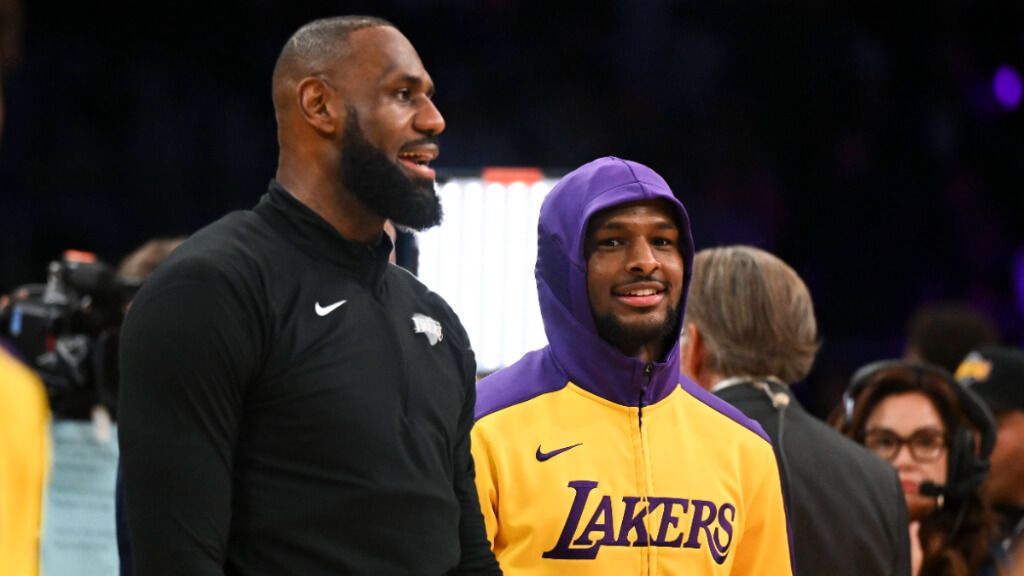 LeBron James y Bronny en un partido de los Lakers (Cordon Press)