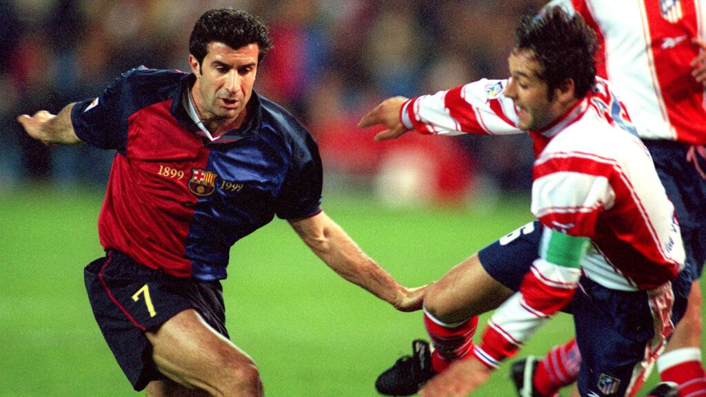  Luis Figo, durante su etapa en el Barcelona ante Santi Denia en el Atlético.