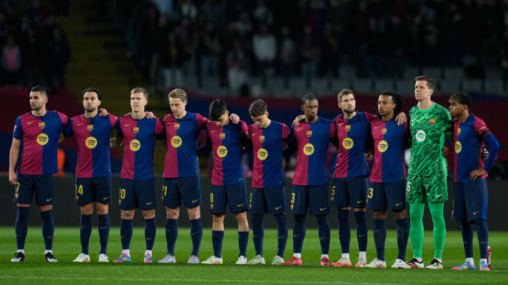  Los jugadores del FC Barcelona en un minuto de silencio