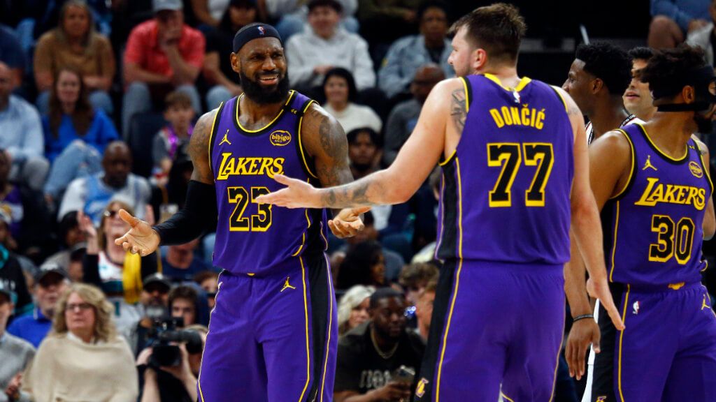  LeBron James y Luka Doncic en un partido de los Lakers (Cordon Press)