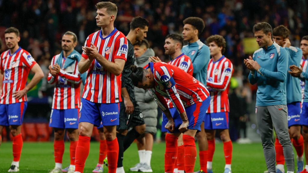 Los jugadores del Atlético de Madrid, tras la derrota contra el Barça en Copa