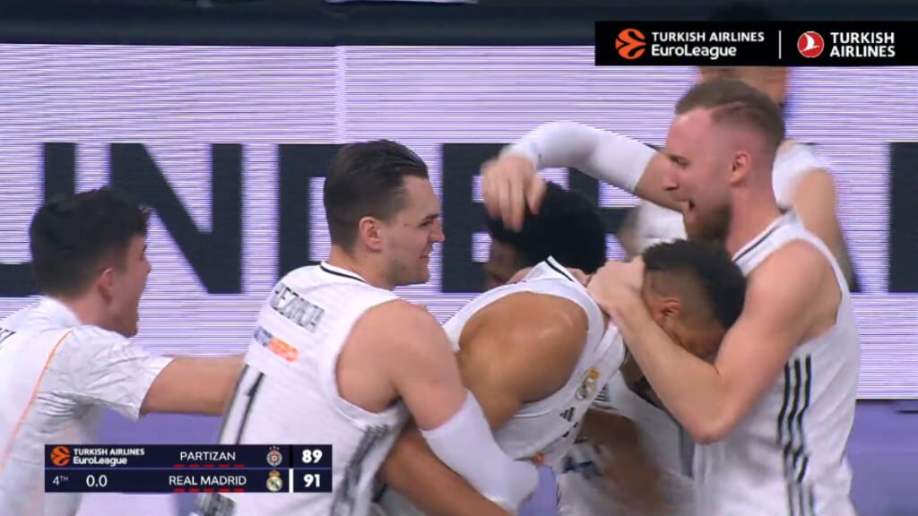 Edy Tavares recibe la felicitación de sus compañeros tras la canasta.