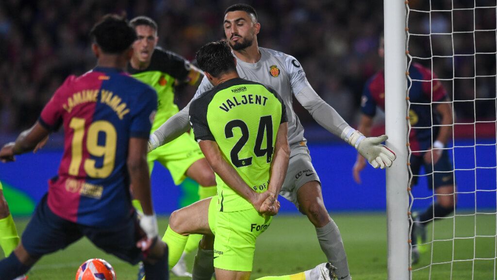  Lamine Yamal, ante Leo Román en el Barcelona (foto: Cordon Press)