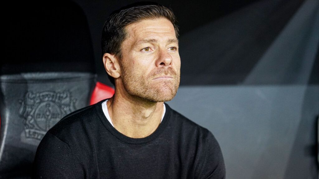 Xabi Alonso en un partido con el Bayer Leverusen