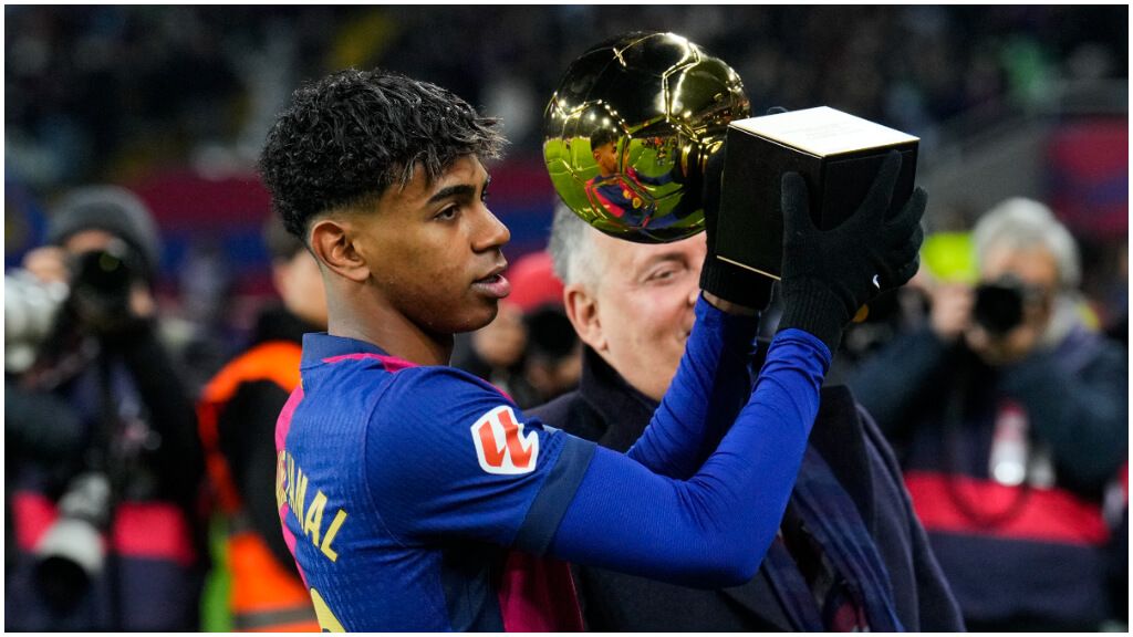  Lamine Yamal muestra el Golden Boy 2024 en Montjuic. (Fuente: EFE)
