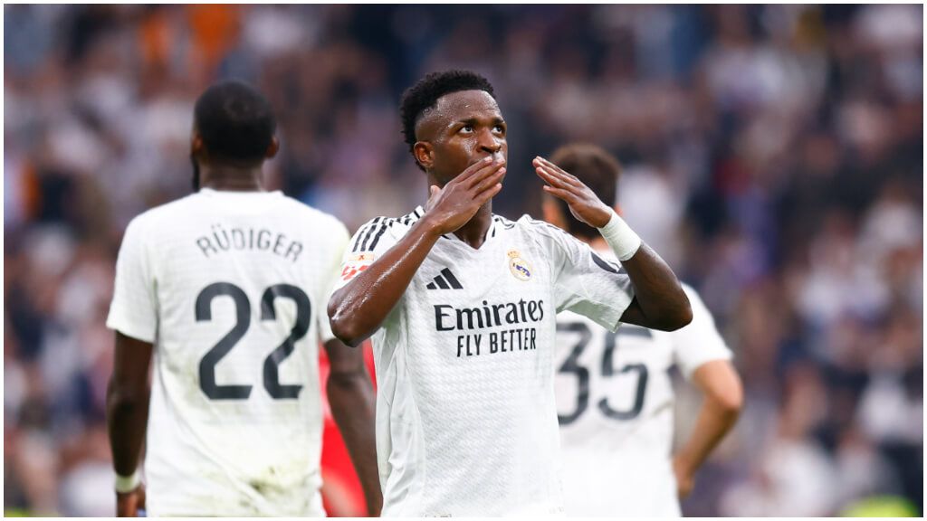  Vinicius celebrando su hat-trick en el Bernabéu frente al Osasuna.