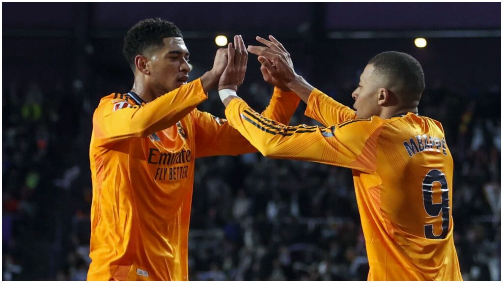  Jude Bellingham y Kylian Mbappé celebrando el primer gol frente al Valladolid.