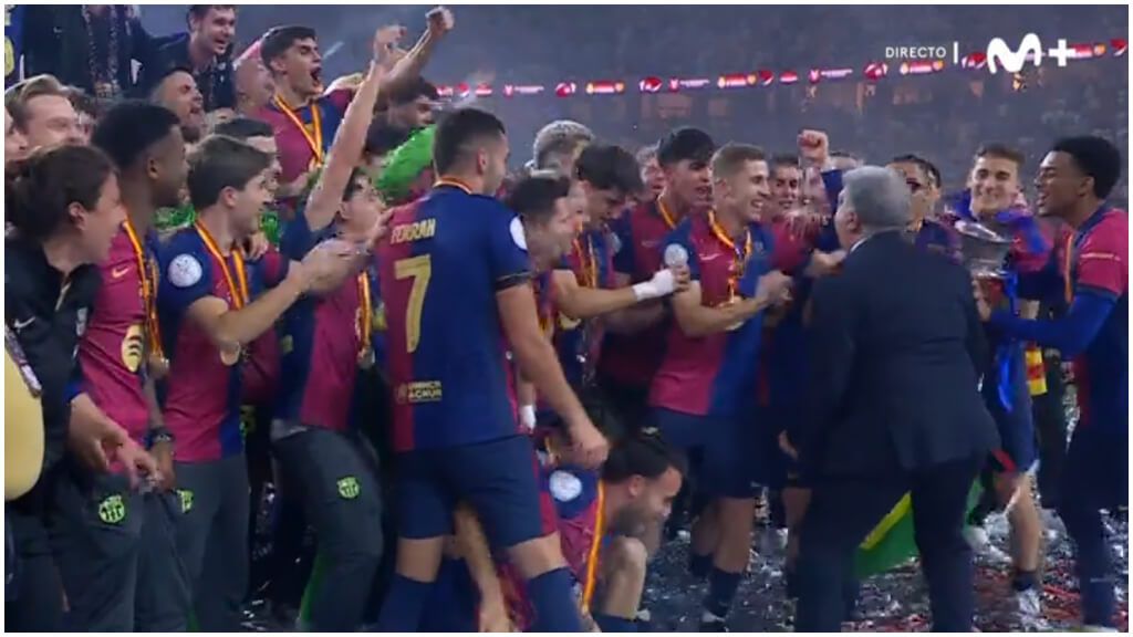  Joan Laporta celebrando con los jugadores del Barcelona.