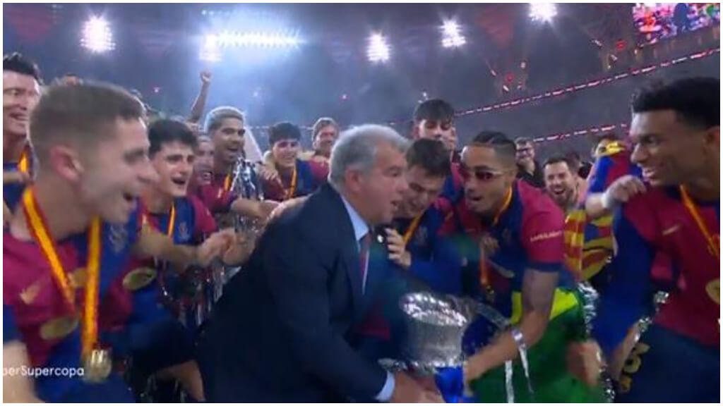  Joan Laporta levantando la Supercopa de España junto a Raphinha.