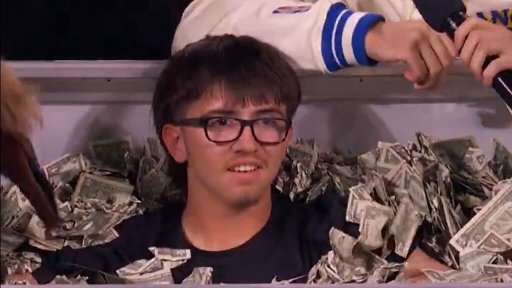  Jaren, aficionado de la NBA, en un cubo lleno de dinero (@NBA)