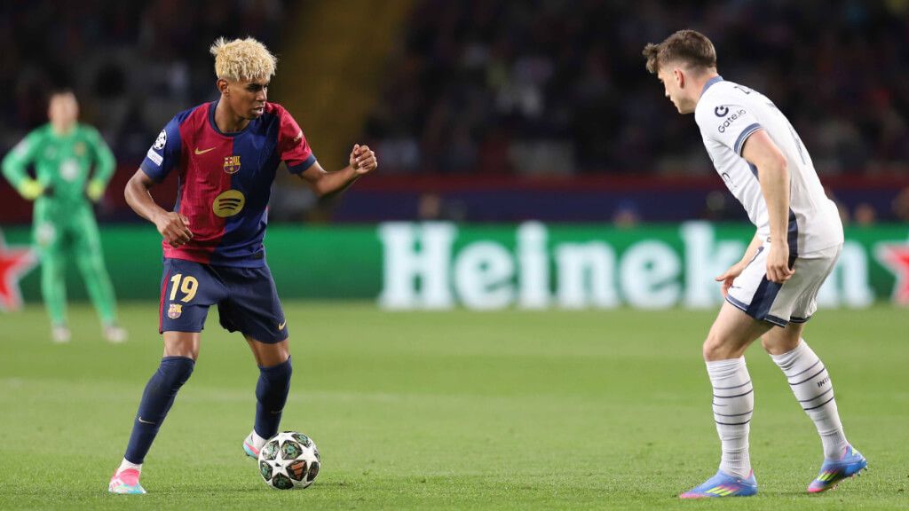  Lamine Yamal, ante Piotr Zielinski durante el Barcelona-Inter (foto: Cordon Press).