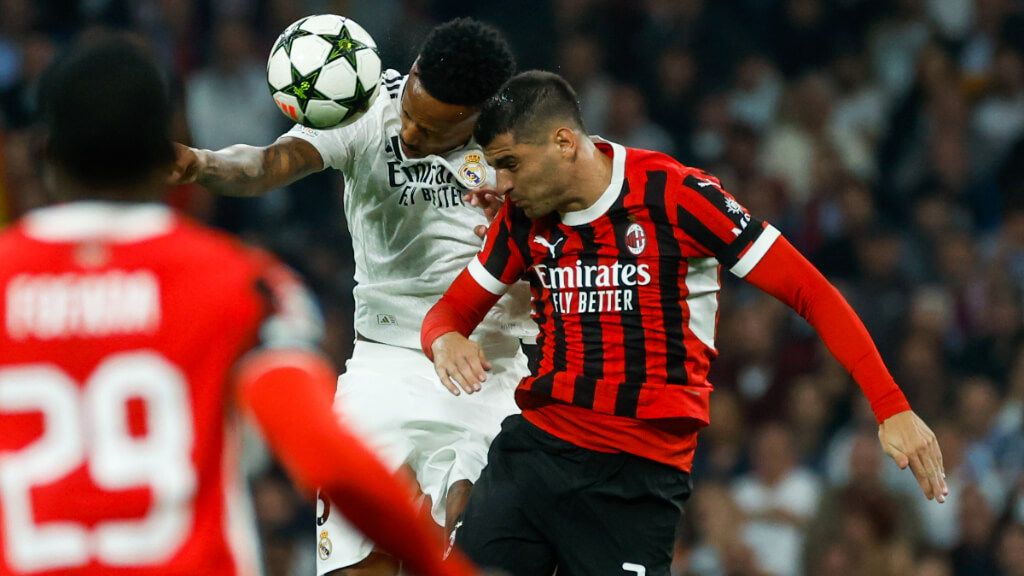 Eder Militao y Álvaro Morata pugnan por el balón