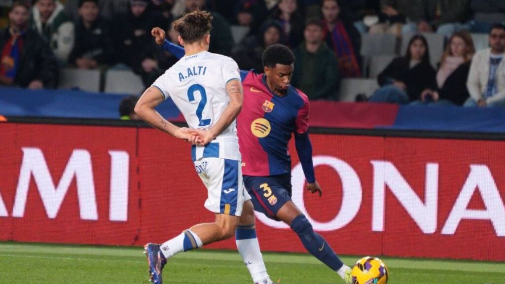  Adriá Altimira intenta bloquear un centro de Alejandro Balde (foto: LALIGA).