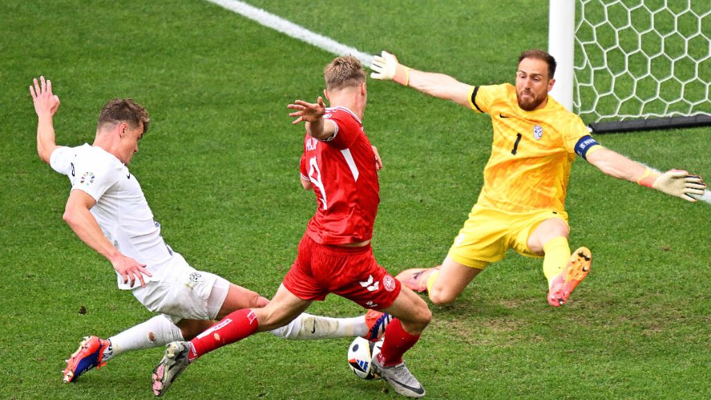  Jan Oblak, durante el Eslovenia-Dinamarca.