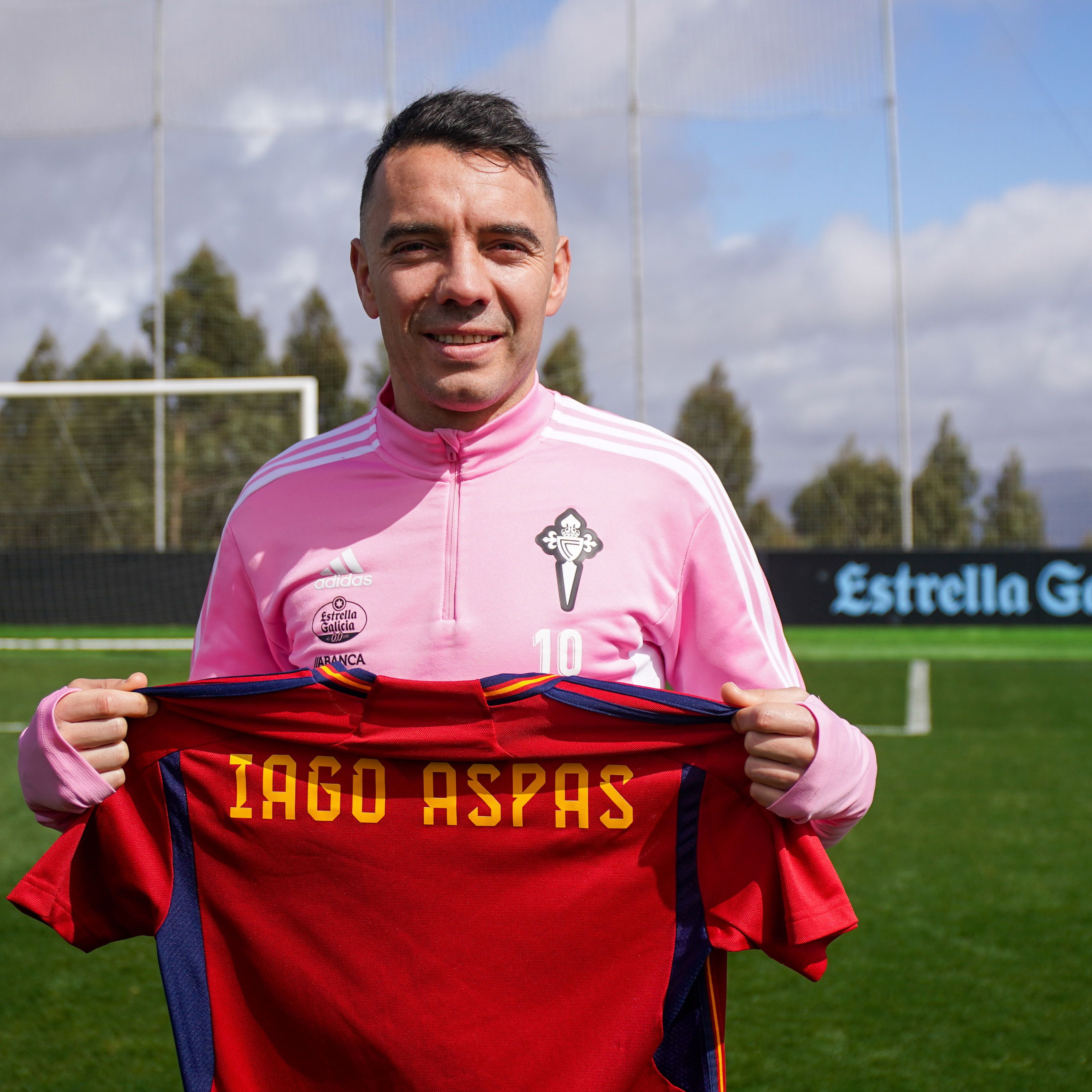  Aspas posa con la camiseta de la selección.