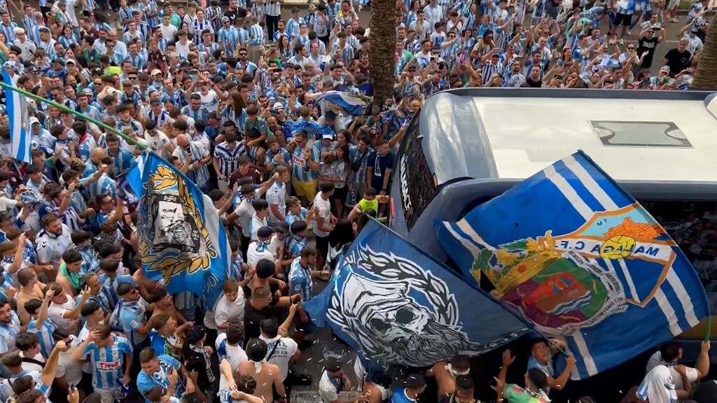  Así recibió la afición del Málaga al bus del equipo antes de la final contra el Celta Fortuna.