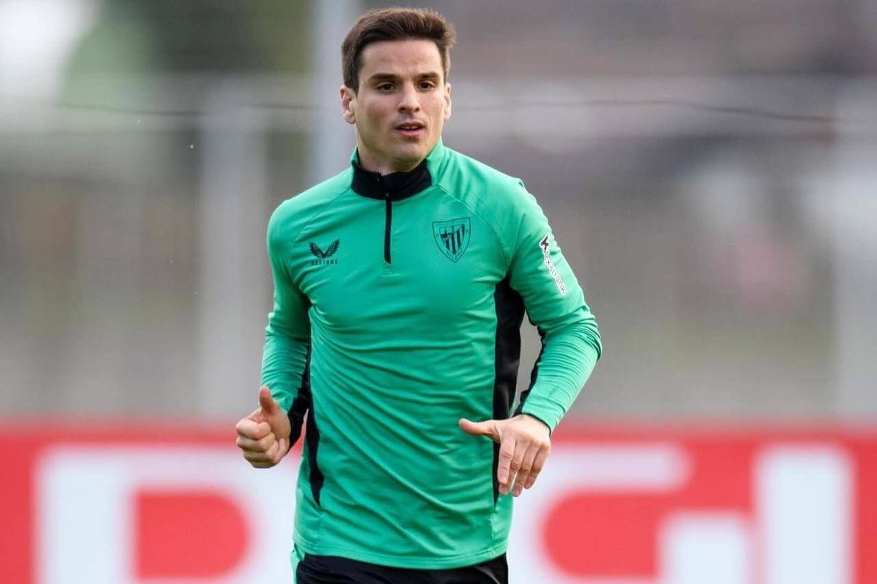  El centrocampista de Eibar Iñigo Ruiz de Galarreta se entrena en Lezama.