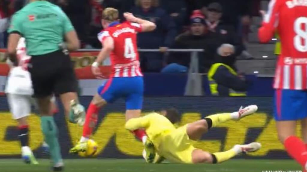  La jugada polémica entre Conor Gallagher y Álvaro Fernández (Fuente: captura de Movistar+)