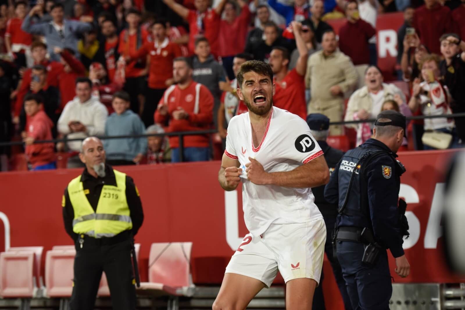 García Pascual celebra su gol a Las Palmas.