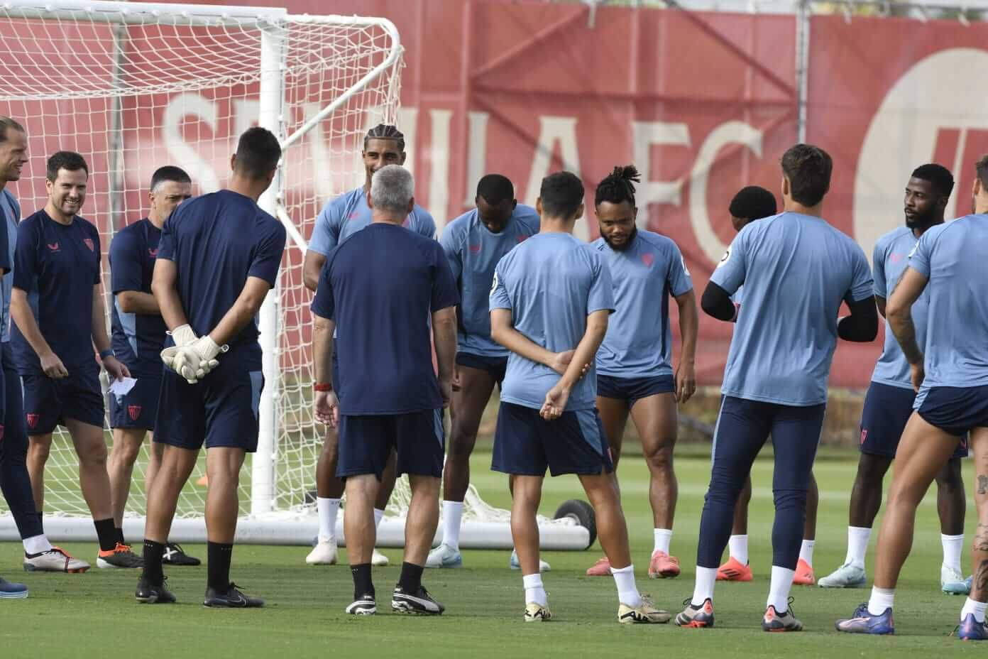  García Pimienta llega tarde y recibe el abucheo de los jugadores.