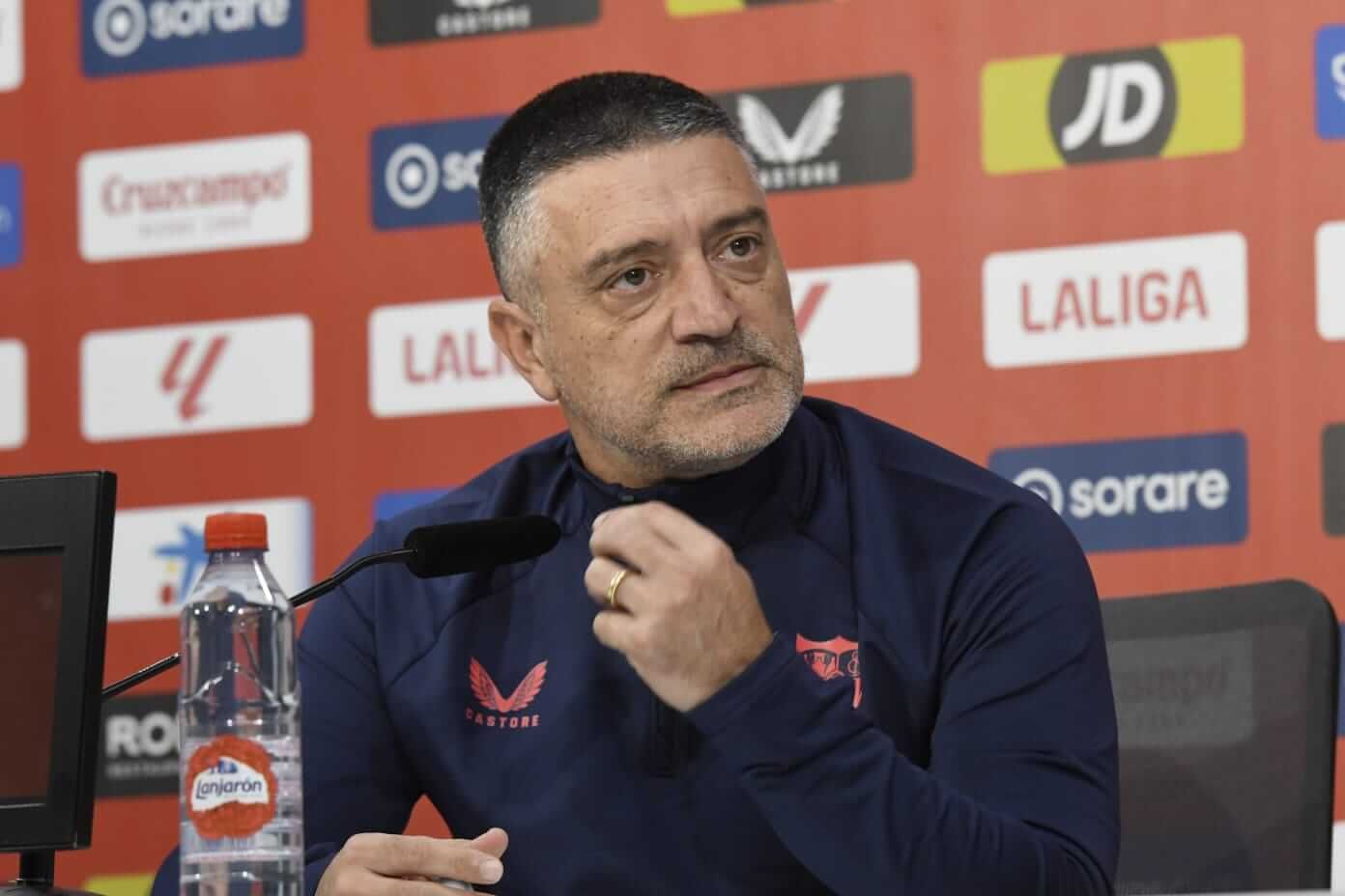  García Pimienta, en la rueda de prensa previa al partido ante el Barça.